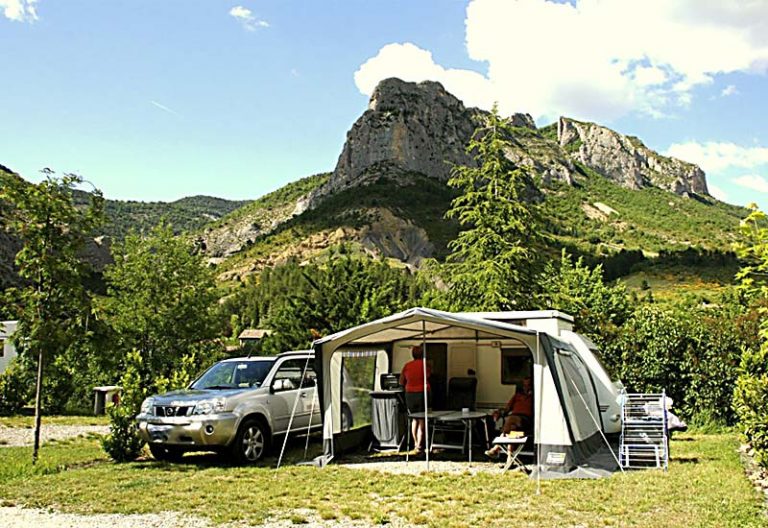 Emplacement de camping ombragé au camping Les Princes d’Orange