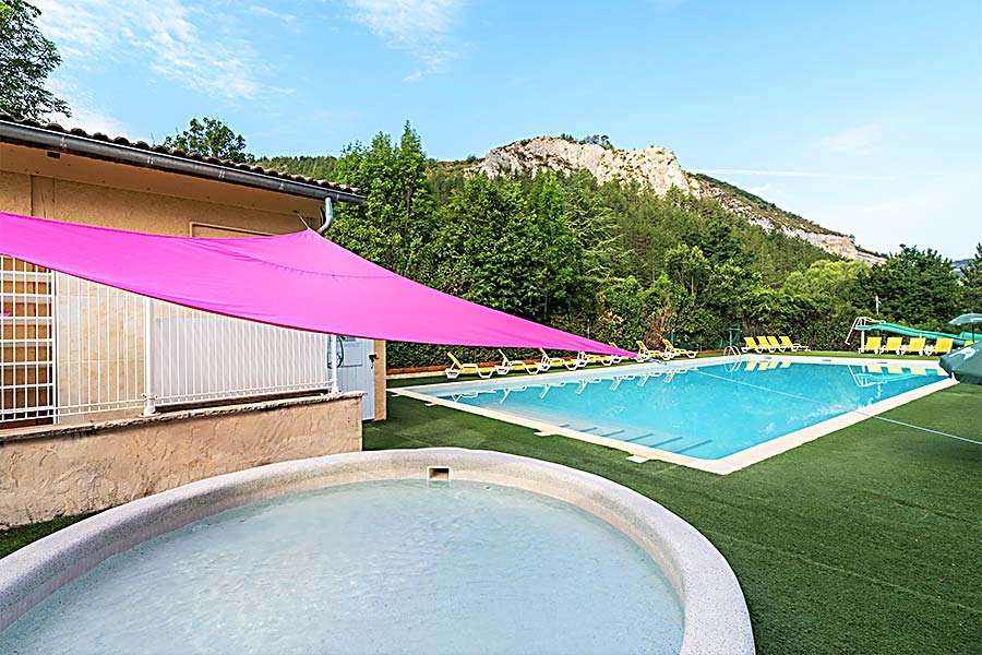 Camping Les Princes d'Orange Ciela Village piscine chauffée à Orpierre