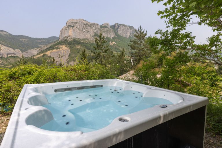 Hébergement avec spa privatif sur la terrasse au camping Les Princes d’Orange